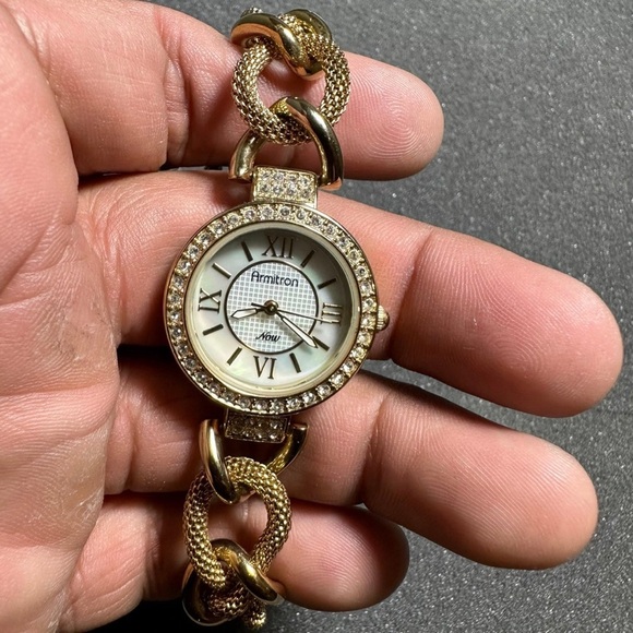 Armitron Now Ladies Quartz Watch Gold Tone MOP Dial Diamon Accents Working - Picture 1 of 7